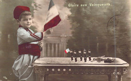 Militaria - Enfant Porte Un Drapeau Français - Figurines - Canon - Gloire Aux Vainqueurs -   Carte Postale Ancienne - Heimat