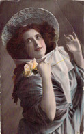 Fantaisies - Femmes - Jeune Femme Avec Un Chapeau - Rose Jaune  - Carte Postale Ancienne - Femmes