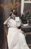 Fantaisies - Femmes - Jeune Femme Qui Tiens Un Papier Dans La Main - Robe Blanche - Fleurs - Carte Postale Ancienne - Femmes