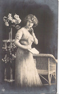Fantaisies - Femmes - Jeune Femme Debout Devant Une Chaise - Livre - Fleurs - Carte Postale Ancienne - Women