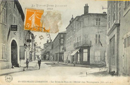 Saint Germaint Lembron. Grande Rue, Hôtel Des Voyageurs. CPA Timbrée, Légèrement Animée.  Timbre Decollé. - Saint Germain Lembron