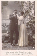 Couples - Puisse Le Doux Baiser Effleurant Votre Main Aller Vers Votre Cœur Par Le Plus... - Carte Postale Ancienne - Koppels