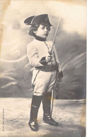 Militaria - Enfant En Uniforme - Epée - Chapeau Atypique - Portrait - Carte Postale Ancienne - Uniforms