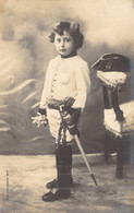 Militaria - Enfant En Uniforme - Epée - Chapeau Atypique - Portrait - Carte Postale Ancienne - Uniforms