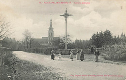 La Chapelle Rainsouin * Rue Et Calvaire De L'église * Villageois - Andere & Zonder Classificatie