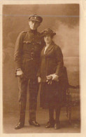 Photographie - Militaria - Uniforme - Militaire - Couple - Carte Postale Ancienne - Photographie