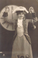 Belgique - Femme Devant Une Horloge - Clairon - Fers à Cheval - Carte Postale Ancienne - Femmes