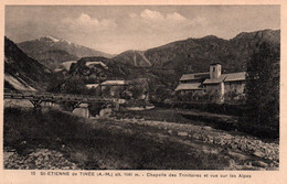 St Saint-Etienne De Tinée (Alpes Maritimes) La Chapelle Des Trinitaires Et Vue Sur Les Alpes - Carte N° 15 Non Circulée - Saint-Etienne-de-Tinée