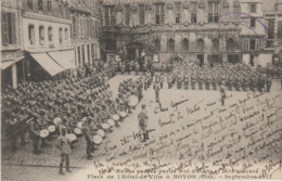 MILITARIA . NOYON (60) Revue Passée Par Le Roi D'Italie Et Mr Poincaré . Place De L'Hôtel-de-Ville . Septembre 1917 - Noyon