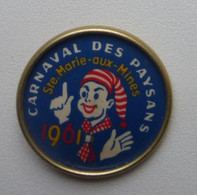 Epinglette Sainte Marie Aux Mines Carnaval Des Paysans 1961 - Fasching & Karneval