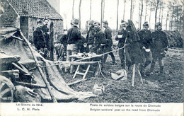 Cpa Belgique La Guerre De 1914  Poste De Soldats Belges Sur La Route De Dixmude  ( Très Animée ) - Collections & Lots