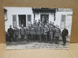 SUISSE Carte Photo Groupe De Militaires Armée Suisse Devant Un Restaurant Gros Plan - Autres & Non Classés