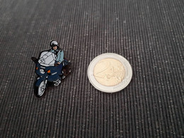 PIN'S PINS MOTO POLICE GENDARMERIE - Politie