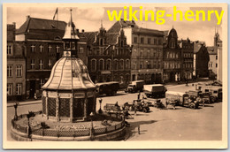 Wismar - S/w Markt Mit Wasserkunst 1   LKW Mit Interessanter Bedruckung Siehe Beschreibung - Wismar