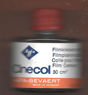 Ancien Petit Flacon De Colle Pour Film Rempli Au 3/4 De La Marque AGFA Dans Sa Boite Carton - Matériel & Accessoires