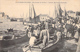 FRANCE - 85 - LES SABLES D'OLONNE - Marchandes De Sardines à L'arrivée Des Bateaux Sardinier - Cartes Postales Anciennes - Sables D'Olonne