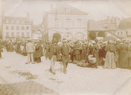 La Guerche De Bretagne * Jour De Marché Sur La Place * Villageois * Photo Circa Début 1900 10.8x8cm - La Guerche-de-Bretagne