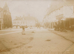 La Guerche De Bretagne * La Place & Café Du Commerce * Villageois * Photo Circa Début 1900 10.8x8cm - La Guerche-de-Bretagne