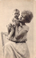Fantaisies - Femmes - Jeune Femme Avec Un Bébé Dans Les Bras - Carte Postale Ancienne - Mujeres