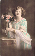 Fantaisies - Femmes - Jeune Femme - Longue Robe De Couleur - Vase Avec Des Fleurs  - Carte Postale Ancienne - Mujeres