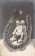 Fantaisies - Enfants - Enfants Assis Sur Une Luge - Fer à Cheval - Bonne Année - Carte Postale Ancienne - Scènes & Paysages