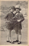 Fantaisies - Enfants - Enfants Qui Tiennent Une Branche De Sapin - Manteau - Chapeau - Carte Postale Ancienne - Taferelen En Landschappen