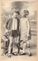 Fantaisies - Enfants - Enfants Debout Avec Des Fleurs Dans La Main - Short - Robe -  - Carte Postale Ancienne - Scene & Paesaggi