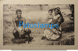 202653 TAHITI COSTUMES NATIVE FAMILY DAMAGED POSTAL POSTCARD - Tahiti