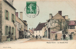 Magny Cours * La Grande Rue Du Village * Hôtel Du Lion D'or * Villageois - Autres & Non Classés