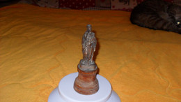 PETIT STATUETTE RELIGIEUSE, ECCLESIASTIQUE ANCIENNE CUIVRE ?..A IDENTIFIER AVEC SOCLE EN BOIS INSCRIPTION V.M. 103 - Art Religieux