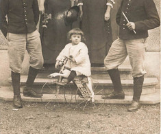 Jeux & Jouets * Carte Photo * Famille , Enfant Et Son Jeu Jouet Tricycle Cheval Bois * Militaires Soldats 10ème Régiment - Jeux Et Jouets