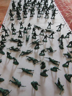 Lot De 93 Petites Figurines Soldats En Plastique Sans Marque - Militaires