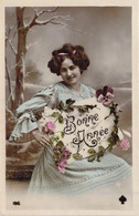 Fantaisie - Femme Porte Une Pancarte Avec écrit Bonne Année - Fleurs - Carte Postale Ancienne - Mujeres