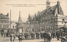 Noyon * La Place D'armes De La Commune * Passage De Troupes Victorieuses , Régiments - Noyon