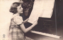 Fantaisie - Musicienne - Jeune Fille - Piano - Partitions - Carte Postale Ancienne - Mujeres