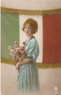 Fantaisie - Femme - Bouquet De Fleurs - Drapeau Italien - Editeur : L. Brangeur - Carte Postale Ancienne - Mujeres