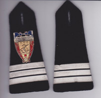 PUCELLE  SAPEURS POMPIERS SAUVER OU PERIR - BROCHE SUR EPAULETTE CAPITAINE SAPEUR POMPIER DE PARIS - Feuerwehr