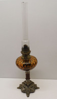 * ANCIENNE LAMPE A PETROLE PIED REGULE ART NOUVEAU BOL VERRE AMBRE Complète   E - Luminarie E Lampadari