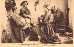 FOLKLORE - Les Auvergnats Chez Eux - La Prière En Famille - Carte Postale Ancienne - Costumes