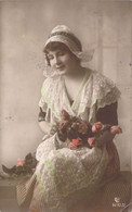 FANTAISIES - Femme Au Bonnet Prairie - Robe En Dentelle - Fleurs - Carte Postale Ancienne - Mujeres