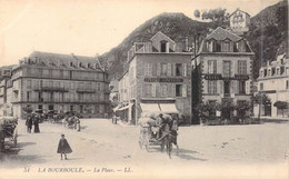 FRANCE - 63 - La Bourboule - La Place - Animée - Carrosse - Carte Postale Ancienne - La Bourboule