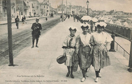 Les Sables D'olonne * Nos Sablaises Sur Le Remblai * Femmes Du Pays En Costume Et Coiffe - Sables D'Olonne