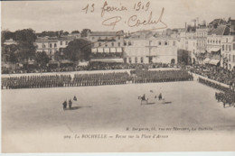 Militaria (17) LA ROCHELLE . Revue Sur La Place D'Armes - La Rochelle