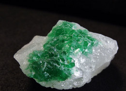 Emeraude (emerald) In Quartz (3.5 X 2.5 X 2 Cm ) Mingora Emerald Deposit - Pakistan - Minéraux