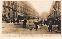 Paris * 8ème * Les Inondations De Paris , Janvier 1910 * Rue Royale , Construction D'une Digue à L'entrée De La Concorde - District 08