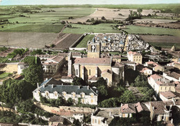 St Savinien * Vue Aérienne Sur Le Village , L'église Et Le Bourg - Autres & Non Classés