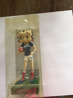 FIGURINE BETTY BOOP,  DANSEUSE FOOTBALLEUSE  N°13  AVEC SON LIVRET DE 18 PAGES REF 6066 - Altri & Non Classificati