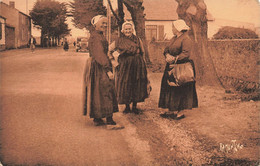 Ile De Noirmoutier * Sur Le Boulevard Qui Relie Le Bois à La Ville , Noirmoutrines En Coiffe Et Costume * Vendéennes - Noirmoutier