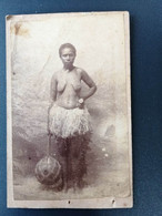 Nouvelle Calédonie - Photographie - Femme Canaque - Sein Nu - Jupe De Paille - Dim: 9,7/6,2 Cm - Nueva Caledonia