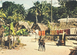 Suriname, Boslanddorp  (Een Raster Op De Kaart Is Veroorzaakt Door Het Scannen) - Surinam